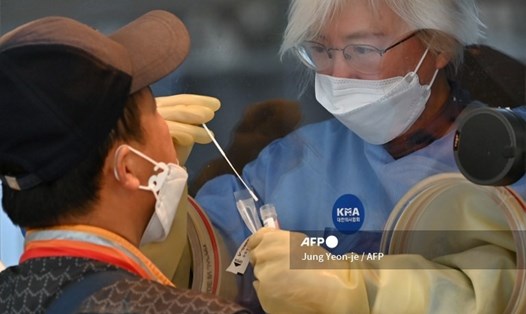 Hàn Quốc quyết tâm đẩy nhanh nỗ lực triển khai vaccine COVID-19 sau khi phát hiện các ca mắc biến chủng đầu tiên ở nước này. Ảnh: AFP