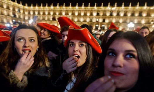 Người dân Tây Ban Nha ăn nho đón chào năm mới. Ảnh: AFP