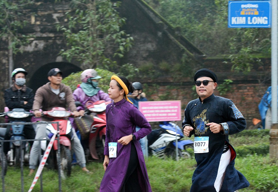 Áo dài ngũ thân xuất hiện trên đường chạy marathon tại Huế.