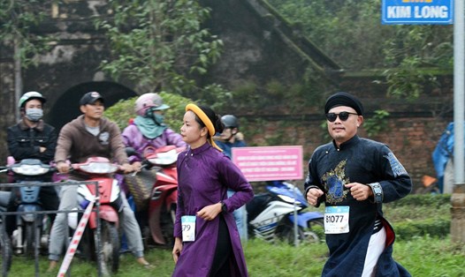 Áo dài ngũ thân xuất hiện trên đường chạy marathon tại Huế.