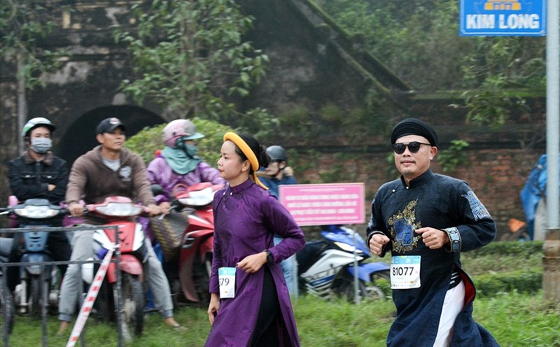 Áo dài ngũ thân xuất hiện trên đường chạy marathon tại Huế.