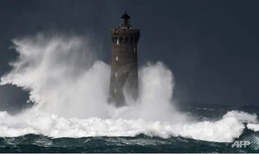 Sóng dữ cùng gió bão xung quanh ngọn hải đăng Four d'Argenton ở Porspoder, miền Tây nước Pháp hôm 27.12. Ảnh: AFP