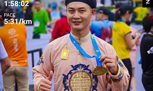 Ca sĩ Đức Tuấn mặc áo dài chạy marathon và về đích ảnh: Nguyễn Phúc Bảo Minh