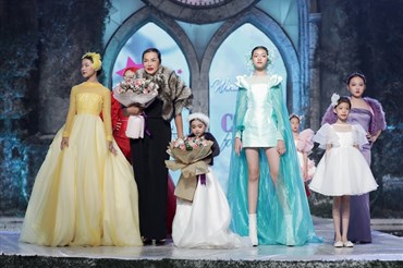 Cindy Thái Tài gây bất ngờ khi xuất hiện tại Tuần lễ thời trang trẻ em với tư cách là nhà thiết kế. Ảnh: Kiếng Cận Team.