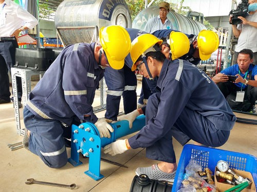 Các công nhân trong phần thi thực hành. Ảnh LĐLĐ TPHCM