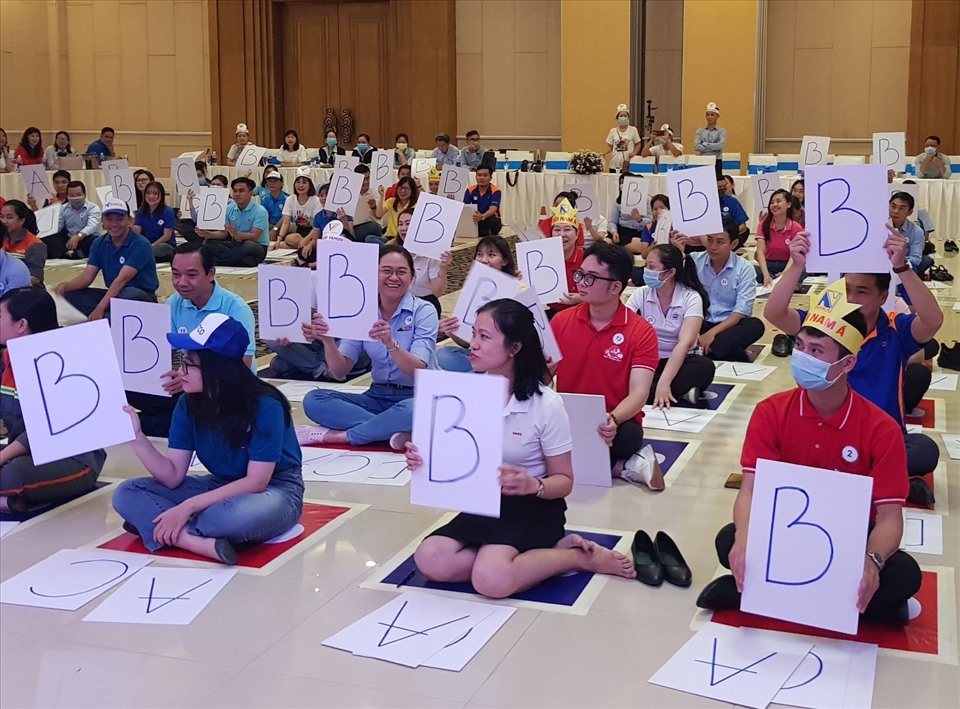 Các đội thi chọn đáp án trong phần thi Rung chuông vàng. Ảnh LĐLĐ TPHCM