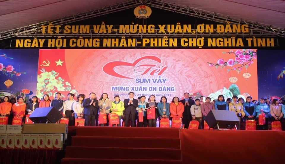 Chương trình “Tết sum vầy - Kết nối yêu thương - Ngày hội Công nhân - Phiên chợ nghĩa tình” năm 2019 do LĐLĐ tỉnh Bắc Ninh tổ chức. Ảnh: LĐLĐ tỉnh Bắc Ninh.