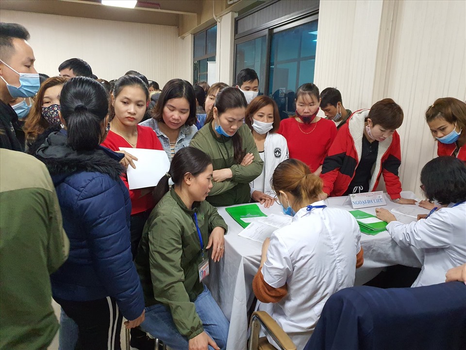 Công nhân lao động đang được y bác sĩ tư vấn sức khoẻ sinh sản. Ảnh: Kim Ngân