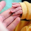 Chăm sóc tốt cho trẻ sơ sinh và trẻ nhỏ trong mùa đông sẽ giúp trẻ luôn khỏe mạnh và phòng tránh bệnh tật. Ảnh: AFP