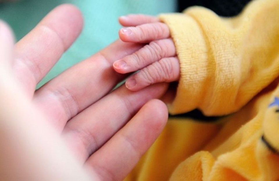 Chăm sóc tốt cho trẻ sơ sinh và trẻ nhỏ trong mùa đông sẽ giúp trẻ luôn khỏe mạnh và phòng tránh bệnh tật. Ảnh: AFP
