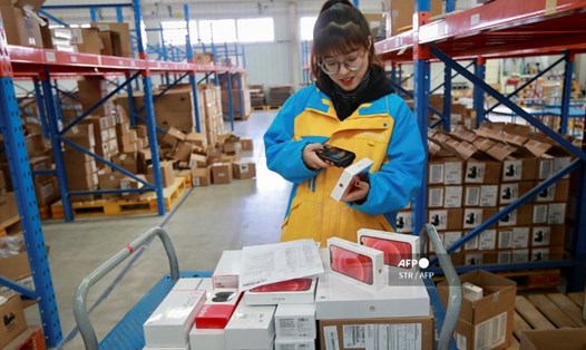 Một nhân viên kiểm tra các mặt hàng sẽ được giao cho khách vào ngày Độc thân tại nhà kho ở Thẩm Dương, tỉnh Liêu Ninh, đông bắc Trung Quốc, ngày 11.11.2020. Ảnh: AFP.