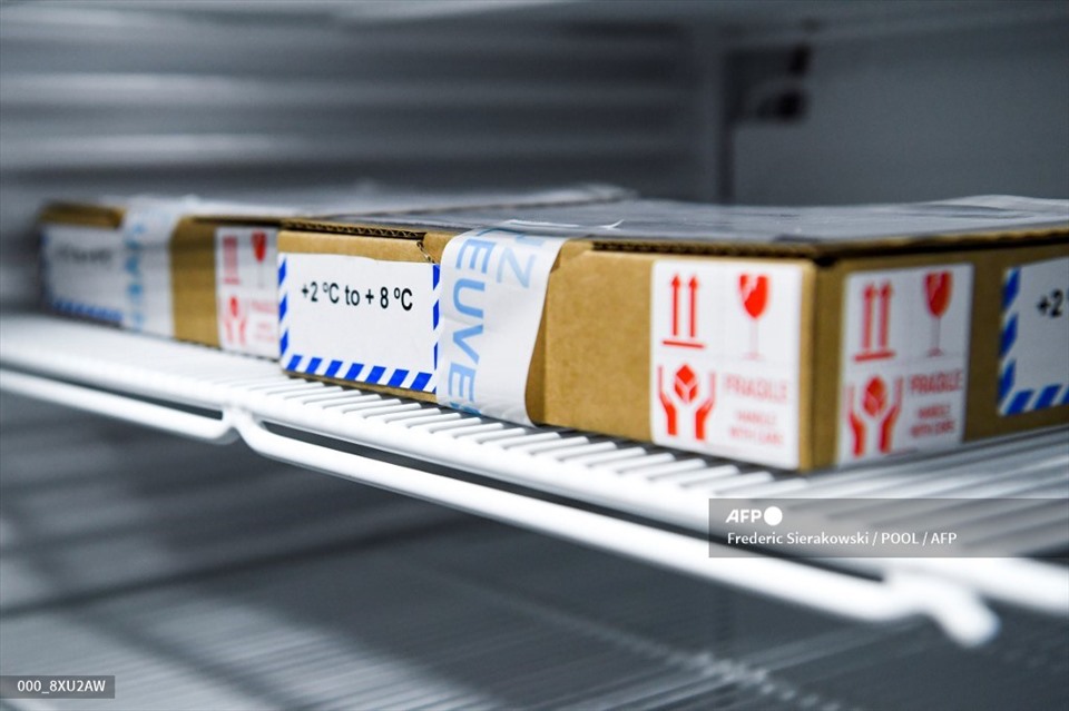 Hộp chứa vaccine COVID-19 của Pfizer-BioNTech trong quá trình rã đông tại một bệnh viện ở Bỉ. Ảnh: AFP.