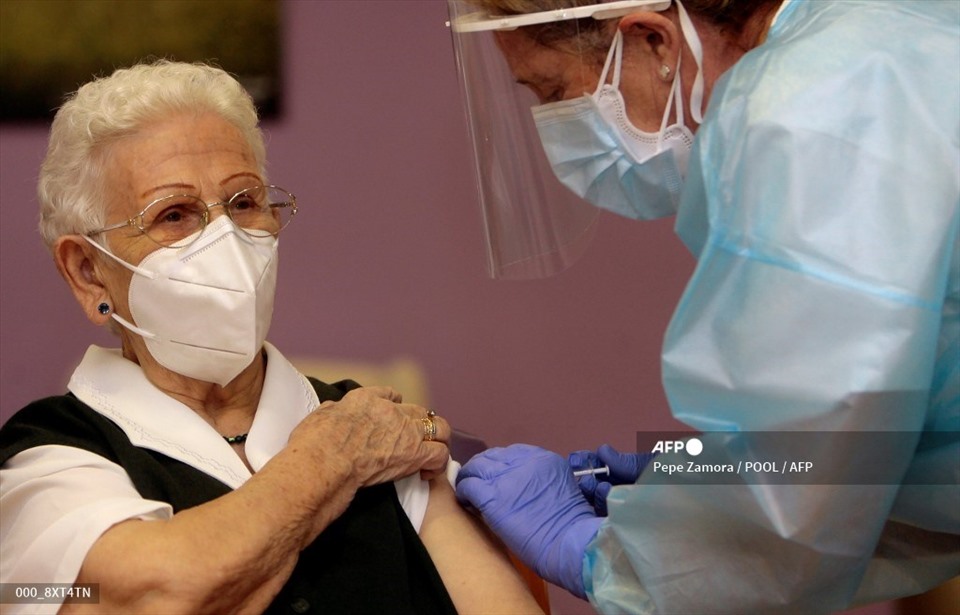 Tiêm vaccine COVID-19 của Pfizer-BioNTech cho nhóm đối tượng ưu tiên tại Guadalajara, Tây Ban Nha. Ảnh: AFP.
