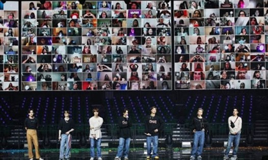 Giải trí thế giới khi nhận sự thành công của nhóm nhạc BTS khi tổ chức concert online đạt 1 triệu lượt khán giả theo dõi. Ảnh nguồn: Xinhua.