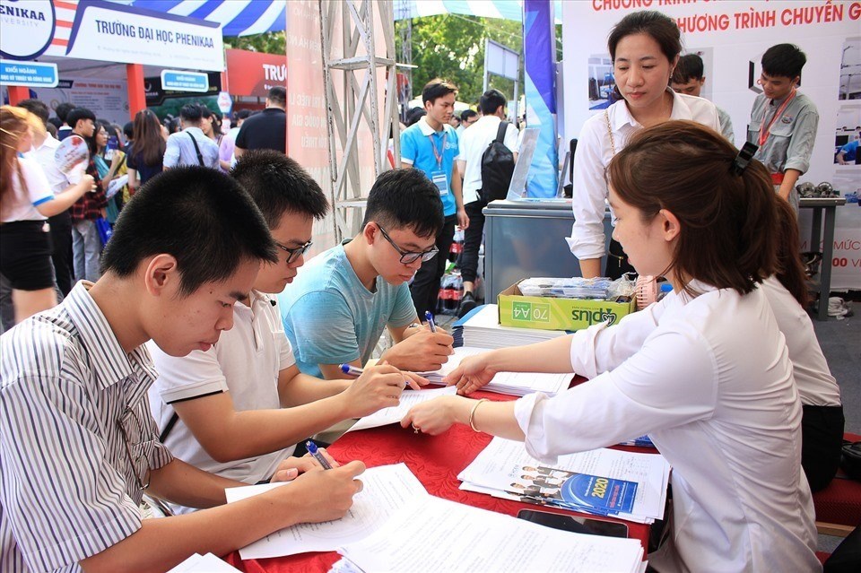 Gian hàng tư vẫn trường Cao đẳng Cơ điện Hà Nội. Ảnh Đồng Ngọc. Gian hàng tư vẫn trường Cao đẳng Cơ điện Hà Nội. Ảnh Đồng Ngọc.