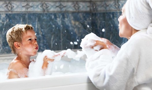 Hướng dẫn và tạo thói quen con tắm đúng cách sẽ giúp các bé đảm bảo được vệ sinh cá nhân. Ảnh nguồn: Xinhua.