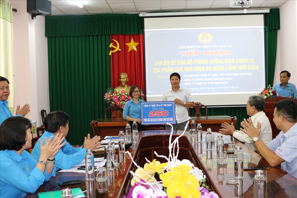 Bà Phạm Thị Quyên - Phó Chủ tịch LĐLĐ tỉnh Long An tiếp nhận hỗ trợ từ các nhà hảo tâm. Ảnh: K.Q