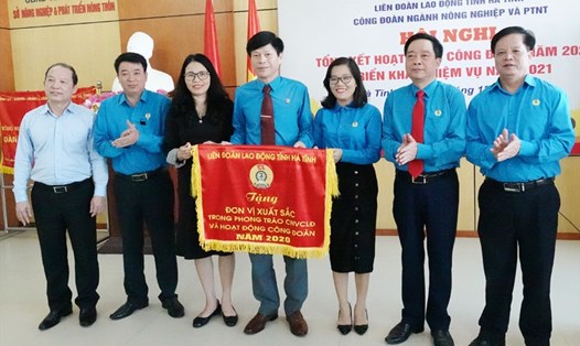 Công đoàn ngành NNPTNT Hà Tĩnh nhận Cờ thi đua xuất sắc của LĐLĐ Hà Tĩnh. Ảnh: Trần Tuấn.