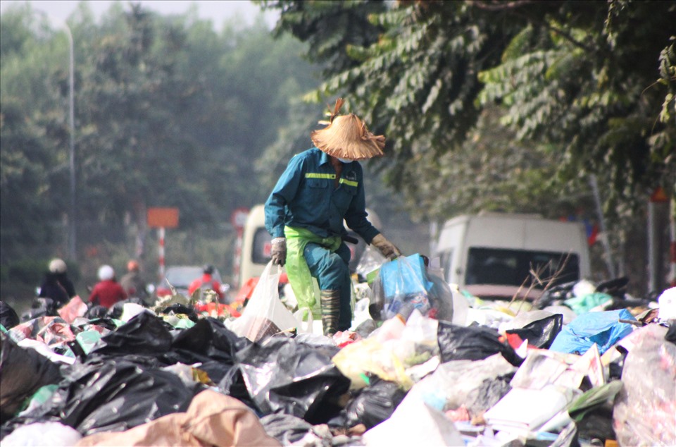 Hà Nội: Công nhân môi trường căng mình thu dọn rác thải những ngày cuối năm
