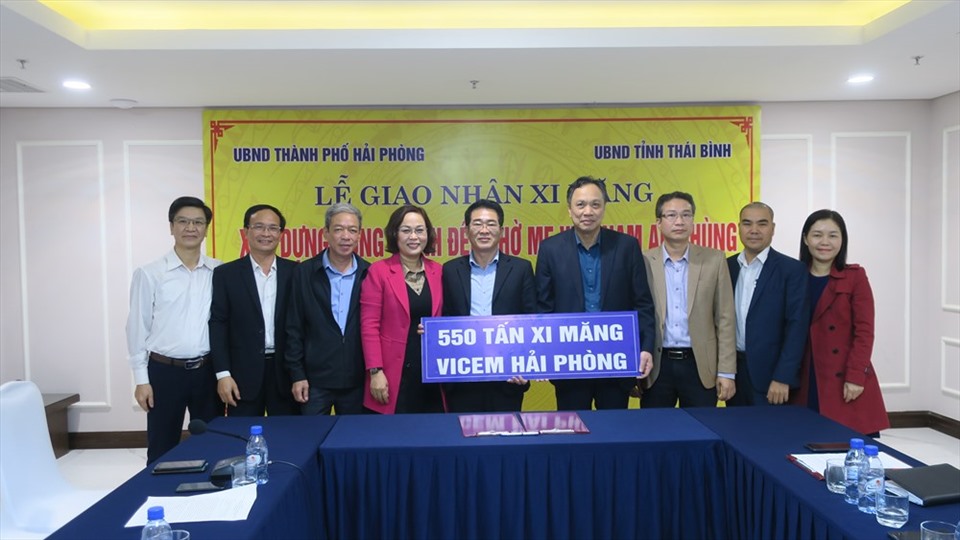 TP.Hải Phòng trao 550 tấn ximăng tặng tỉnh Thái Bình xây dựng công trình Đền thờ Mẹ Việt Nam Anh hùng tỉnh. Ảnh VHN