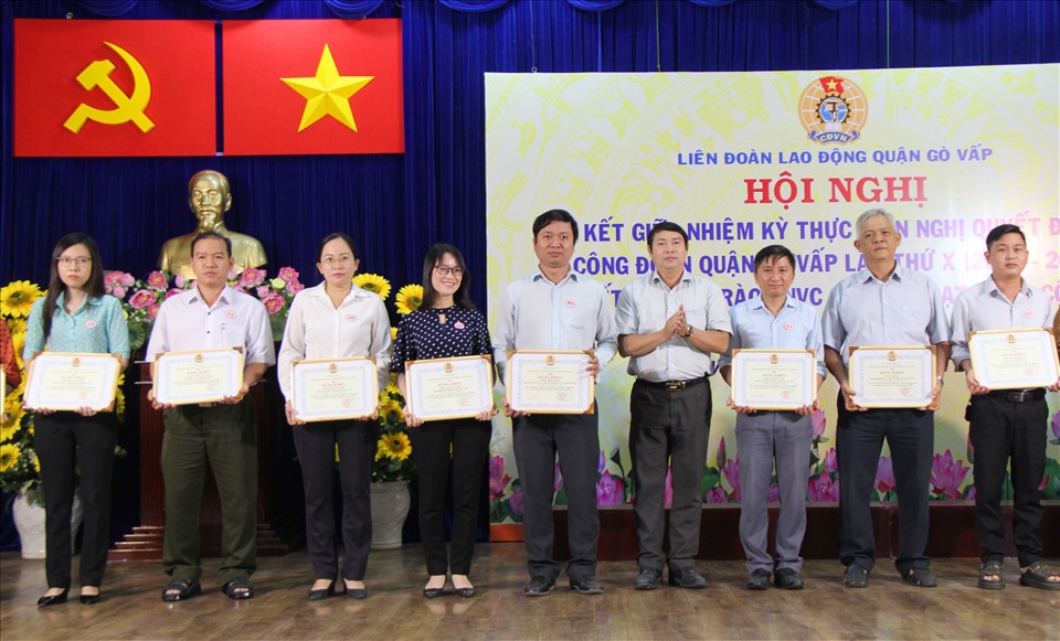 Tập thể, cá nhân nhận bằng khen trong sáng 29.12. Ảnh: Chân Phúc