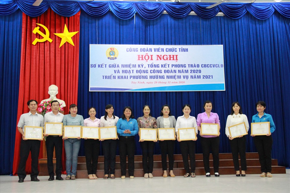 Bà Phan Thị Hồng Đào – Phó Chủ tịch Thường trực LĐLĐ tỉnh Tây Ninh trao tặng Bằng khen LĐLĐ tỉnh cho các cá nhân. Ảnh: Quốc Tiến