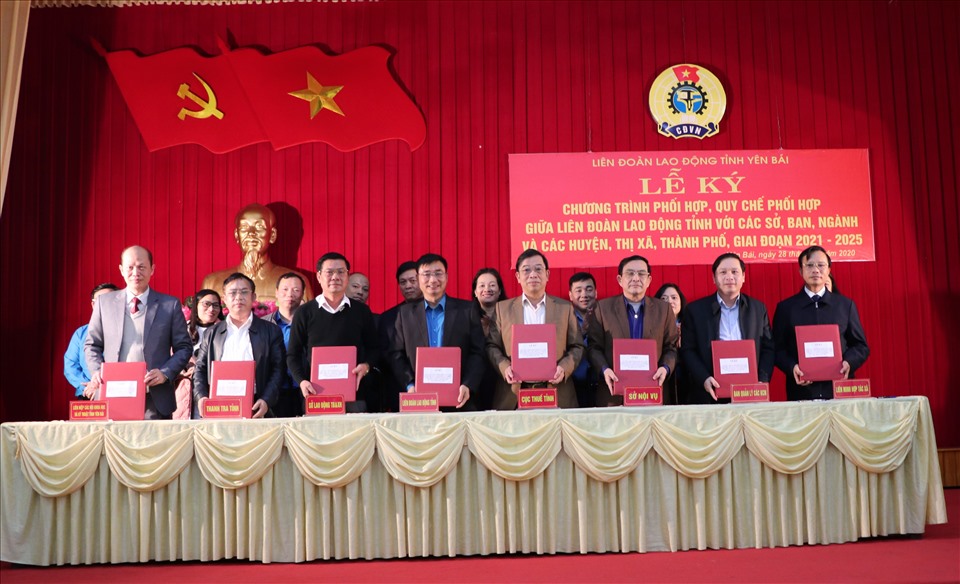 Liên đoàn Lao động tỉnh Yên Bái ký kết chương trình phối hợp với các sở, ban, ngành của tỉnh giai đoạn 2021 – 2025. Ảnh: Vũ Quỳnh