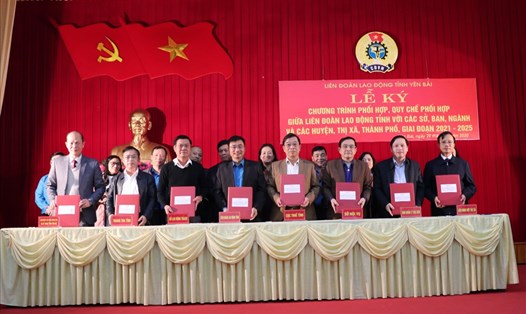 Liên đoàn Lao động tỉnh Yên Bái ký kết chương trình phối hợp với các sở, ban, ngành của tỉnh giai đoạn 2021 – 2025. Ảnh: Vũ Quỳnh