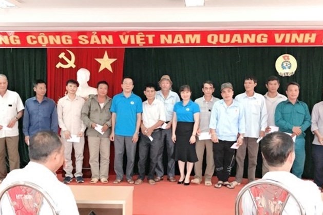 Chủ tịch Liên đoàn Lao động thành phố Hà Giang Lê Đình Thi - trao tiền hỗ trợ cho đoàn viên công đoàn, người lao động. Ảnh: Hùng Mạnh