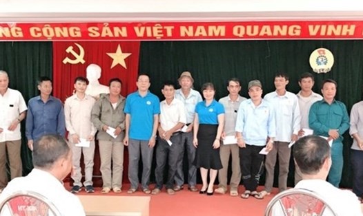 Chủ tịch Liên đoàn Lao động thành phố Hà Giang Lê Đình Thi - trao tiền hỗ trợ cho đoàn viên công đoàn, người lao động. Ảnh: Hùng Mạnh