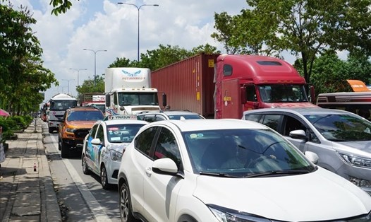 Các loại xe tải nặng, xe container bị hạn chế lưu thông trên đường Mai Chí Thọ (quận 2) sáng ngày 31.12.  Ảnh: Minh Quân
