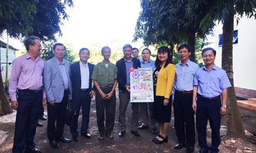 Đoàn công tác của Bộ Y tế cùng lãnh đạo UBND Đắk Lắk đến thăm Trung tâm Bảo trợ xã hội tỉnh. Ảnh: T.X