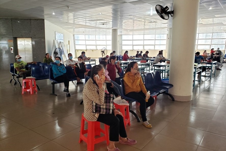 Người lao động mất việc làm do COVID-19 đang chờ làm chế độ tại Đồng Nai. Ảnh: Hà Anh Chiến