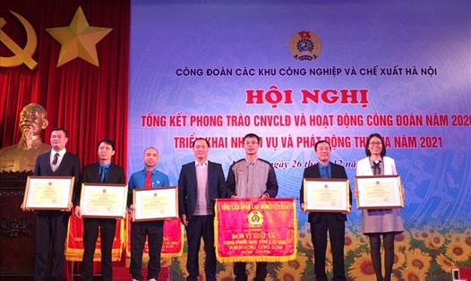 Chủ tịch Công đoàn Công ty TNHH Điện tử Meiko Việt Nam Phan Thanh Hải (thứ 3 từ trái sang) nhận Bằng khen của Tổng Liên đoàn Lao động Việt Nam trao tặng Công đoàn Công ty vì thành tích xuất sắc năm 2020. Ảnh: Hải Anh