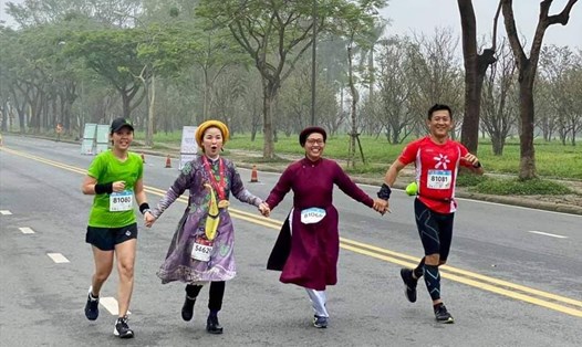 Các vận động viên mặc áo dài tham gia chạy marathon.