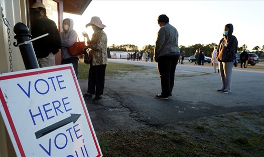 Cử tri Georgia xếp hàng trong ngày đầu tiên bỏ phiếu sớm cho cuộc bầu cử Thượng viện Mỹ tại Atlanta, Georgia, hôm 14.12. Ảnh: AFP.