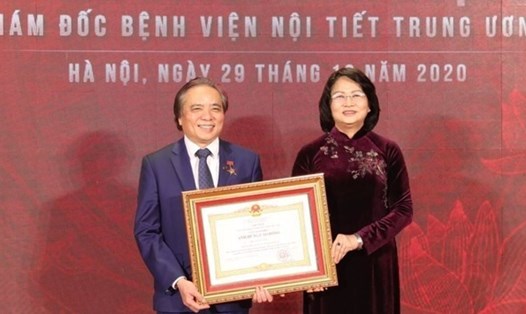 Phó Chủ tịch Nước Đặng Thị Ngọc Thịnh trao bằng khen cho Phó Giáo sư Trần Ngọc Lương. Ảnh: Minh Quyết