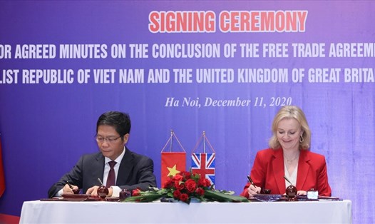Bộ trưởng Bộ Công Thương Trần Tuấn Anh và Bộ trưởng Thương mại quốc tế Elizabeth Truss đã ký Biên bản kết thúc đàm phán Hiệp định UKVFTA. Ảnh: TD