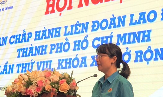 Bà Trần Thị Diệu Thúy, Chủ tịch LĐLĐ TPHCM, phát biểu khai mạc hội nghị. Ảnh Nam Dương