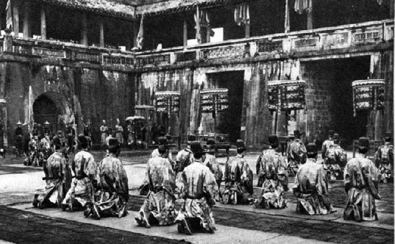 Quang cảnh lễ ban sóc dưới triều Nguyễn (Ảnh tư liệu Trung tâm Bảo tồn Di tích Cố đô Huế).