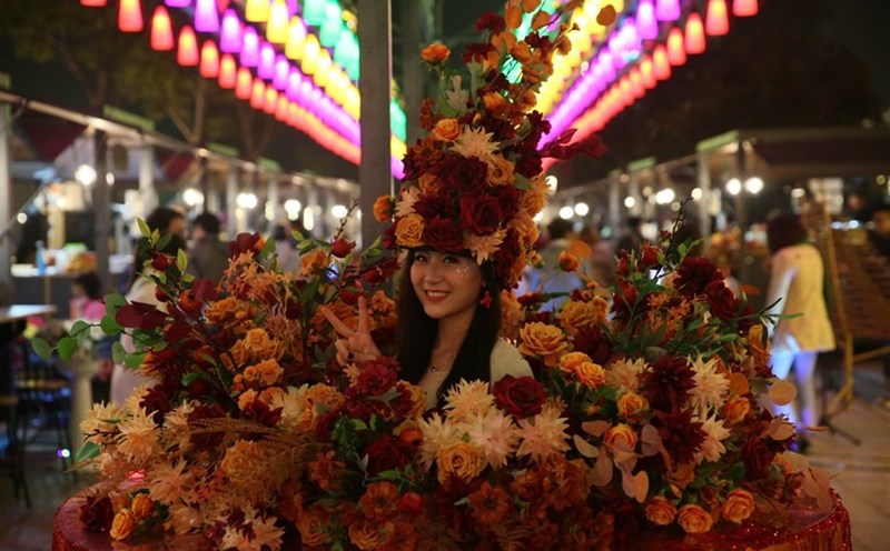 Hạ Long gây chú ý khi tổ chức khu phố ẩm thực đêm. Ảnh: Hà.