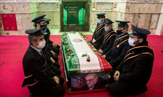 Chuẩn bị tang lễ nhà khoa học hạt nhân Iran Mohsen Fakhrizadeh. Ảnh: AFP