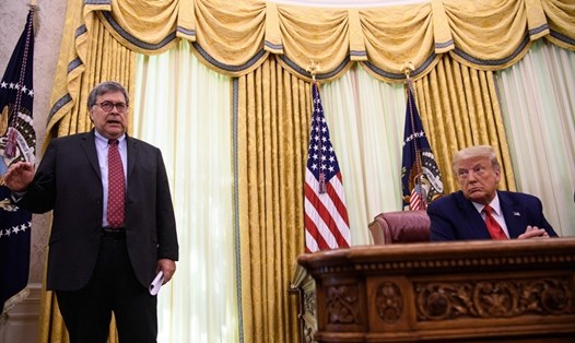 Tổng thống Mỹ Donald Trump và Bộ trưởng Tư pháp Bill Barr tại Phòng Bầu dục ở Nhà Trắng hồi tháng 7.2020. Ảnh: AFP.