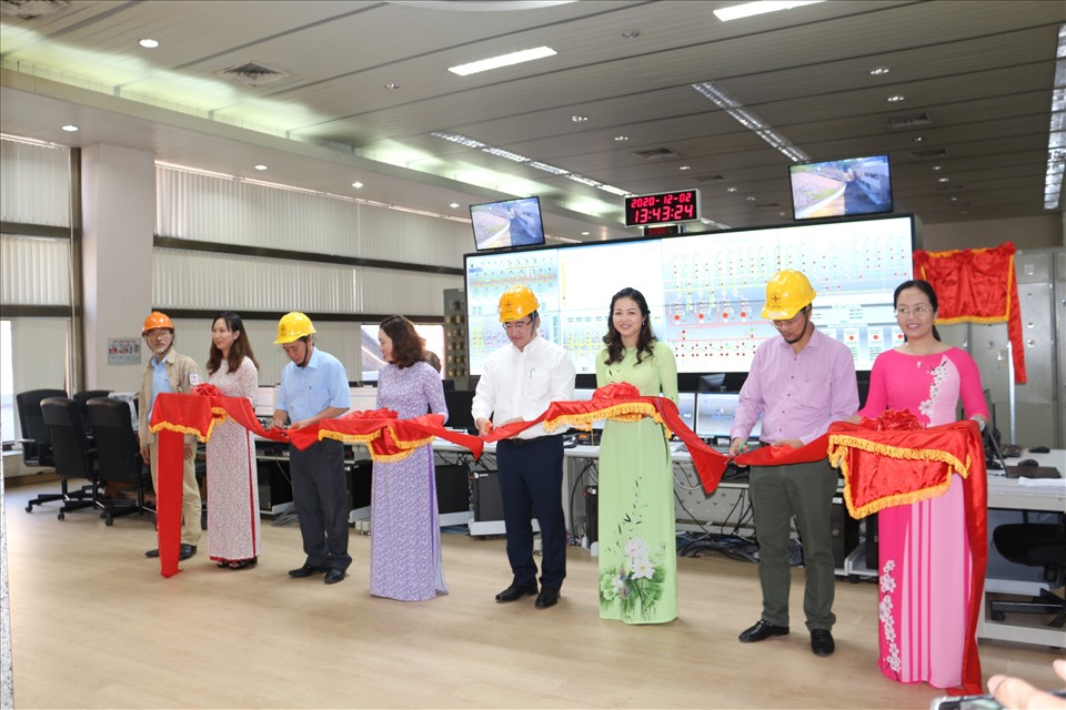 Quang cảnh lễ cắt băng khánh thành và gắn biển công trình. Ảnh: Nguyễn Lương