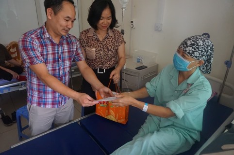 Đại diện lãnh đạo LĐLĐ thành phố Vĩnh Yên (Vĩnh Phúc) cùng công đoàn cơ sở Công ty CP Môi trường và Dịch vụ đô thị Vĩnh Yên trao quà cho công nhân lao động. Ảnh: Quốc Hương.