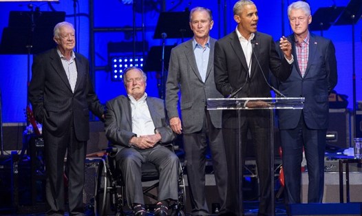 Từ trái qua phải: Các cựu Tổng thống Mỹ Jimmy Carter, George H. W. Bush, George W. Bush, Barack Obama và Bill Clinton dự buổi hòa nhạc cứu trợ bão ở Texas năm 2017. Ảnh: AFP.
