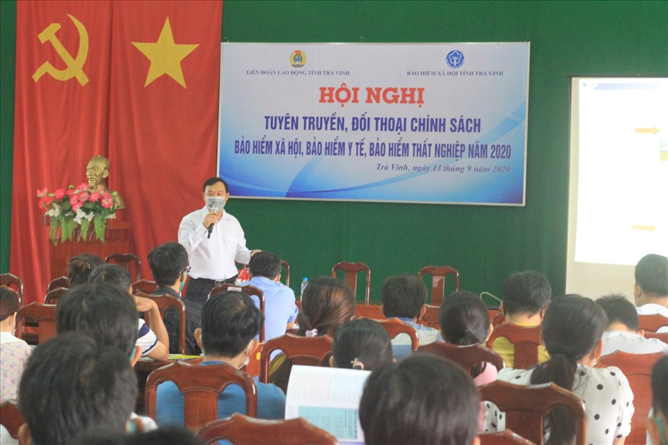 Một buổi tuyên truyền chính sách BHXH BHYT, BHTN cho người lao động tại Trà Vinh. Ảnh: Trí Dũng