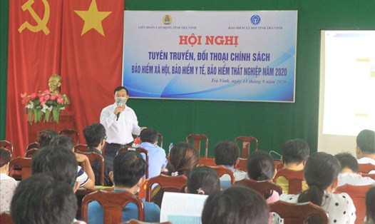 Một buổi tuyên truyền chính sách BHXH BHYT, BHTN cho người lao động tại Trà Vinh. Ảnh: Trí Dũng