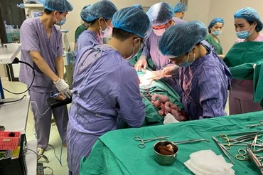 Các bác sĩ Bệnh viện Đa khoa Hùng Vương cấp cứu ca sản phụ sa dây rốn. Ảnh: BVCC