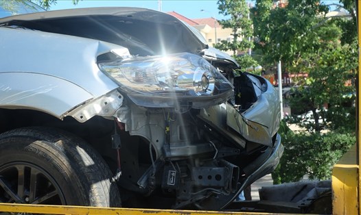 Đầu chiếc ôtô bẹp rúm sau khi gây tai nạn giao thông tại vòng xoay ngã 6 (đường Lê Thánh Tôn - Thái Nguyên, Nha Trang, Khánh Hòa). Ảnh: Nhiệt Băng